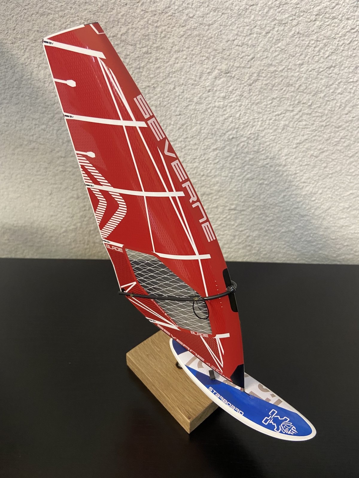 MINIATURE VOILE SEVERNE BLADE ROUGE +PLANCHE STARBOARD BLEU/BLANCHE