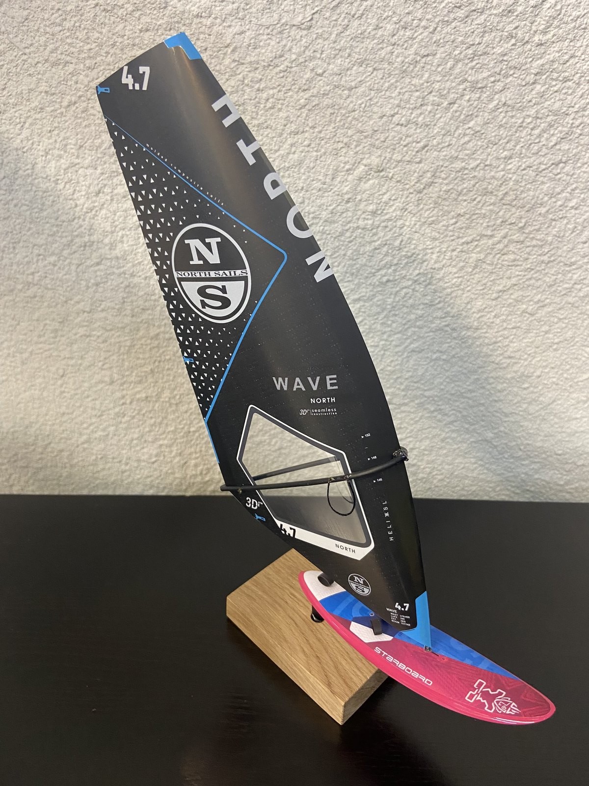 MINIATURE VOILE NORTH SAILS NOIR +PLANCHE STARBOARD ROSE /BLEU