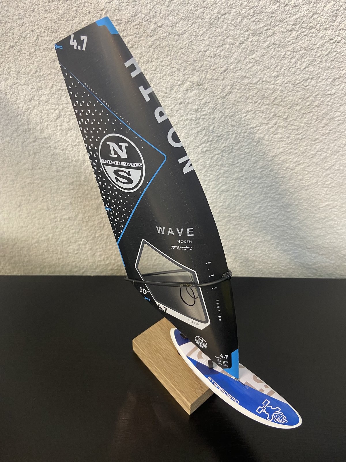 MINIATURE VOILE NORTH SAILS NOIR +PLANCHE STARBOARD BLEU/BLANC