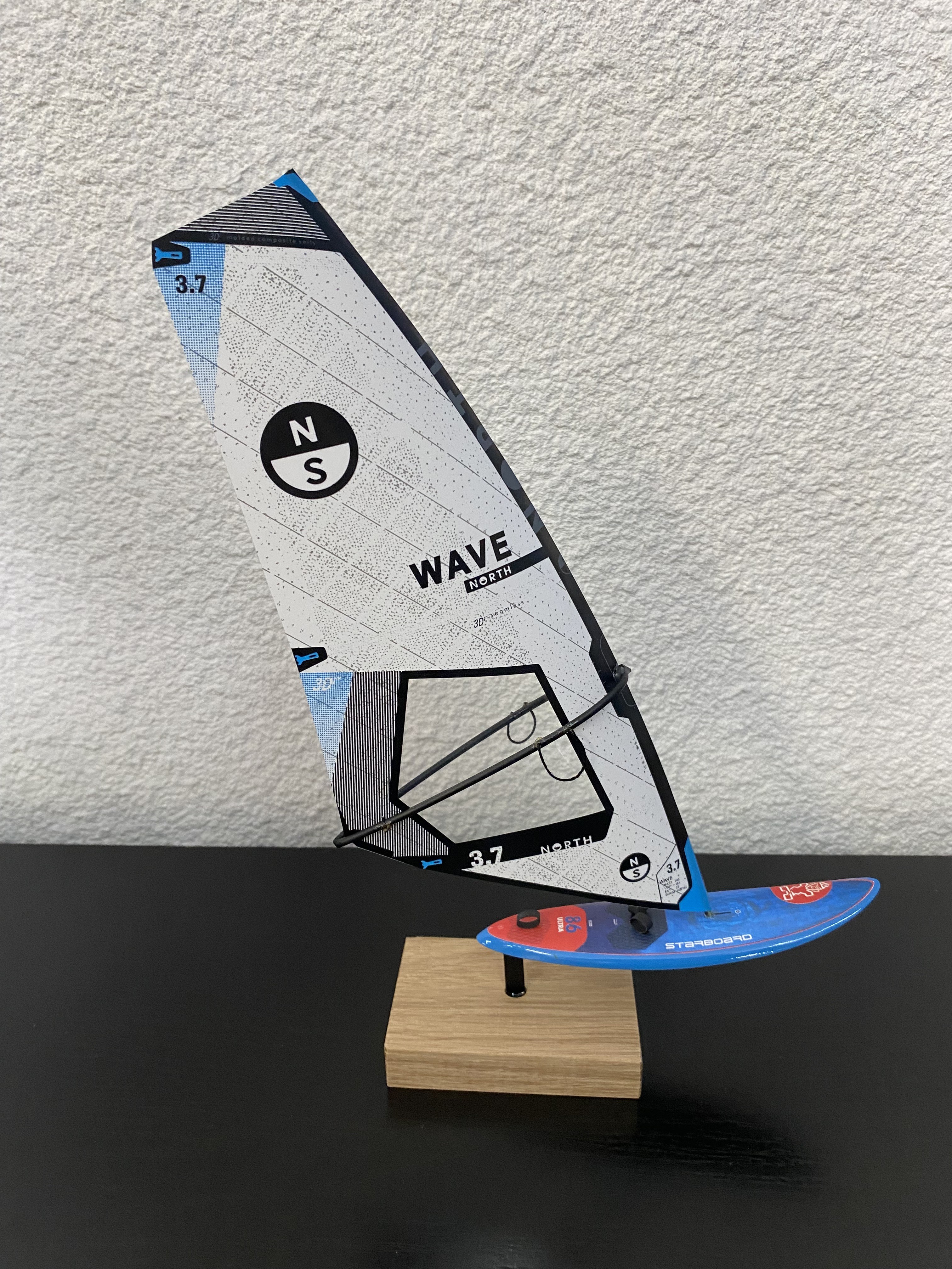 MINIATURE VOILE NORTH SAILS NOIRE ET BLANCHE+PLANCHE STARBOARD ROUGE /BLEU