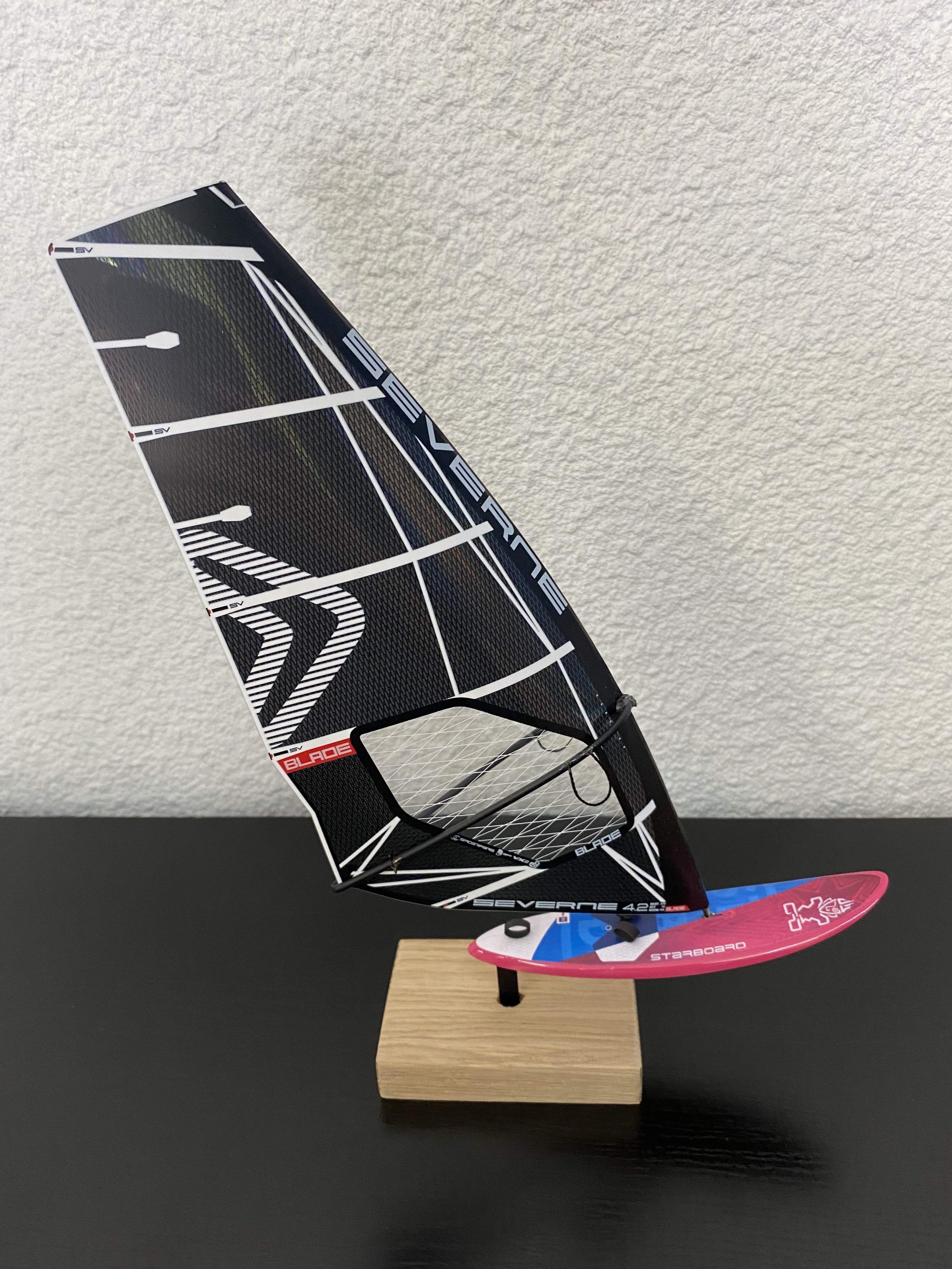 MINIATURE VOILE SEVERNE BLADE NOIR +PLANCHE STARBOARD BLEU/ROSE