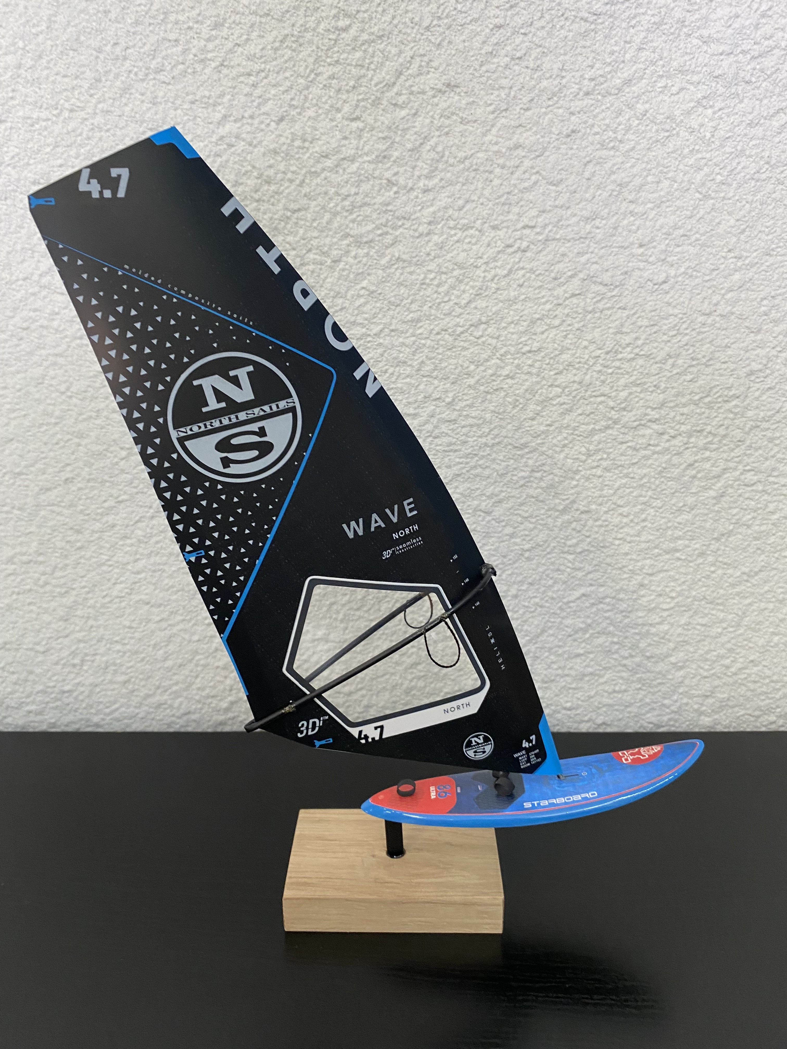 MINIATURE VOILE NORTH SAILS NOIRE ET BLEU+PLANCHE STARBOARD ROUGE /BLEU