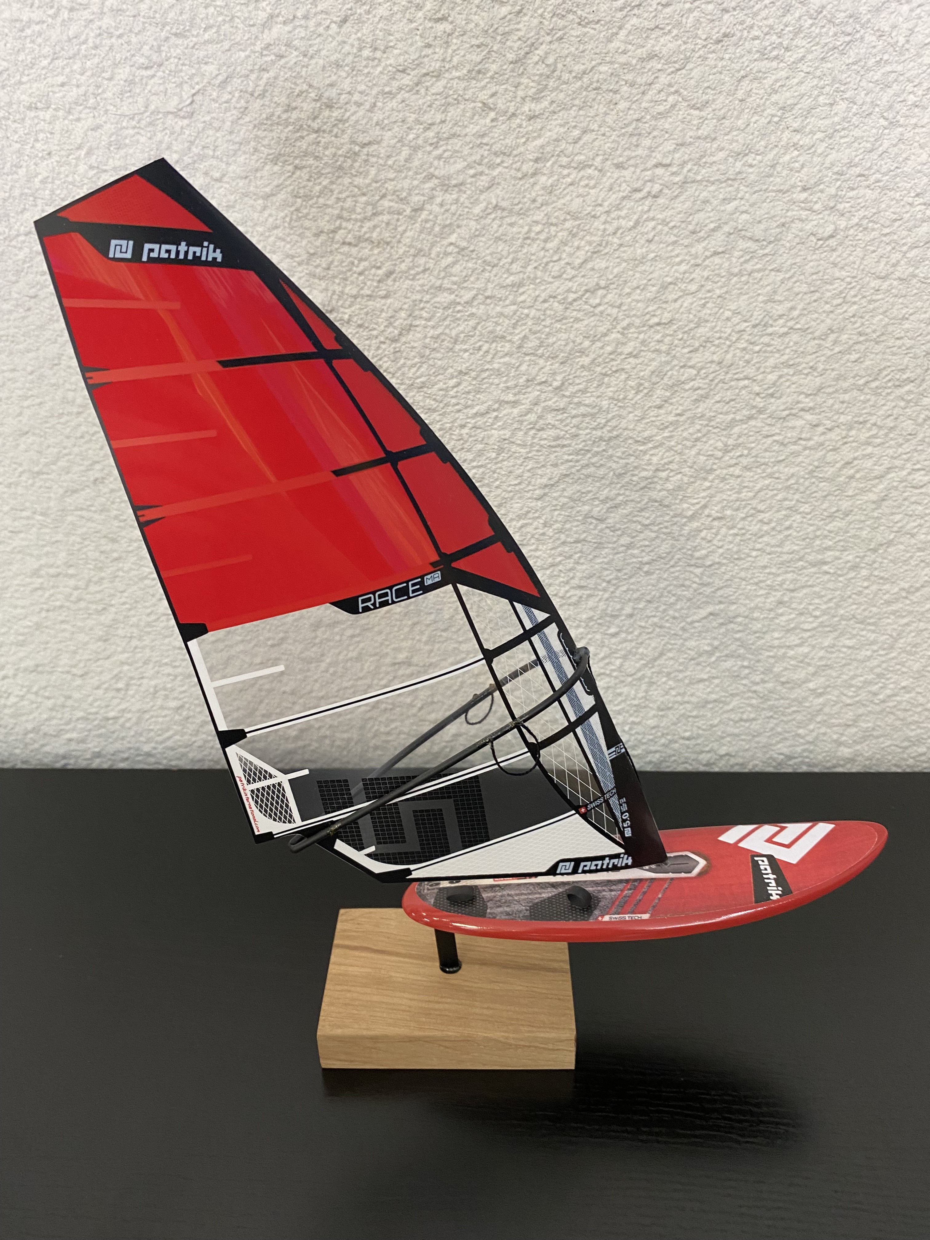 MINIATURE VOILE PATRIK RACE ROUGE ET NOIRE+PLANCHE PATRIK ROUGE /NOIRE